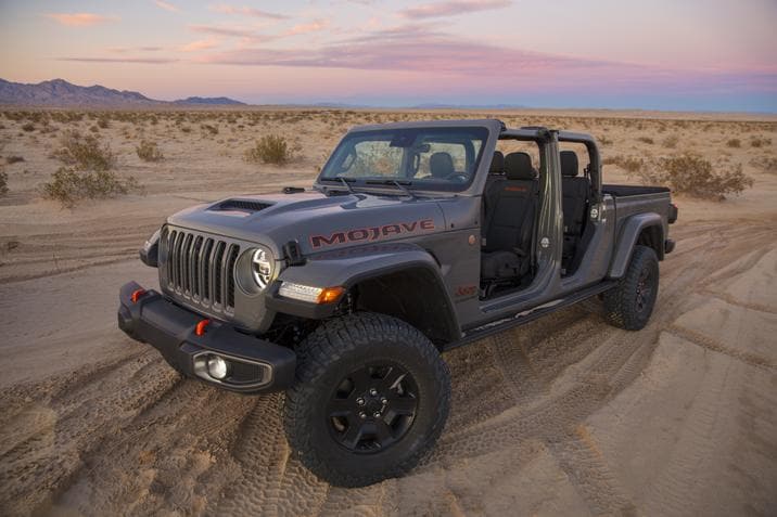 Vue 3/4 avant du Jeep Mojave sur route de sable