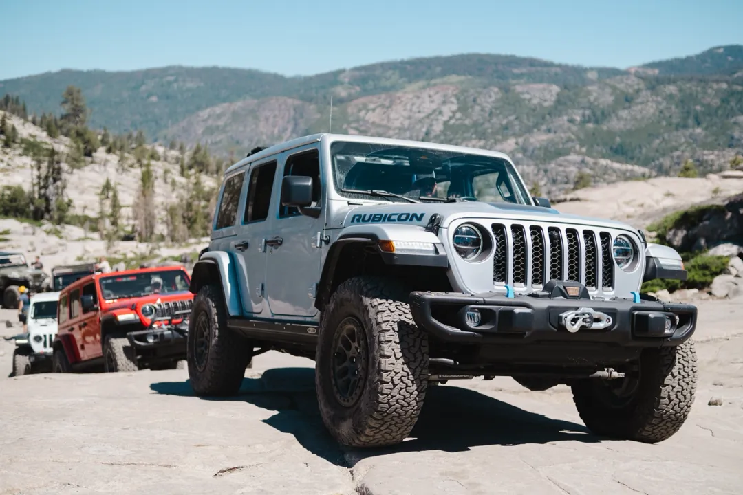 Jeep Wrangler vs Jeep Rubicon se suivant dans un désert.