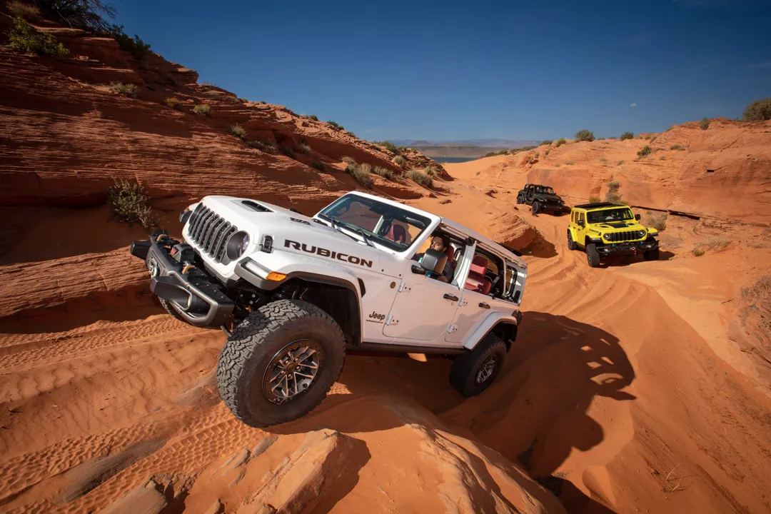Le Jeep Rubicon 392 roulant dans un désert.