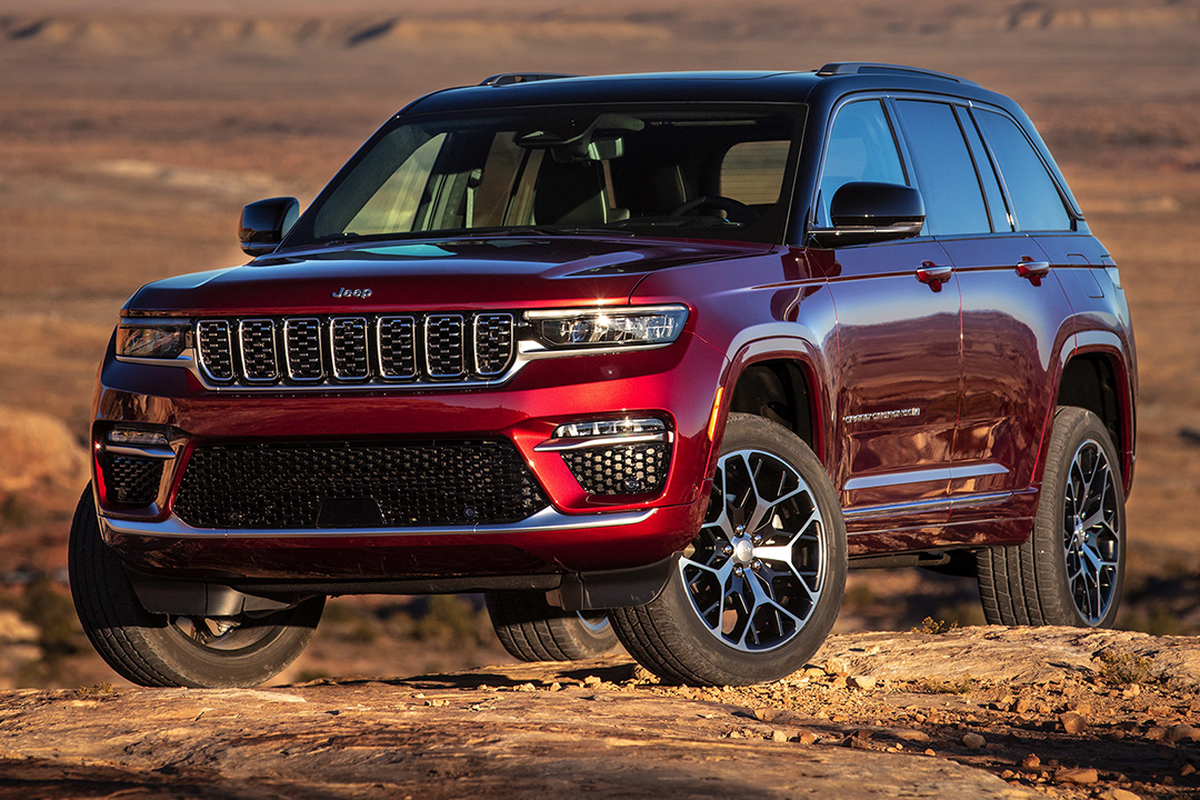 3/4 front view of the Jeep Grand Cherokee 2024 on a steep road