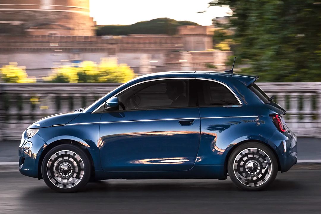 Side view of the Fiat 500e 2024 on the road at full power