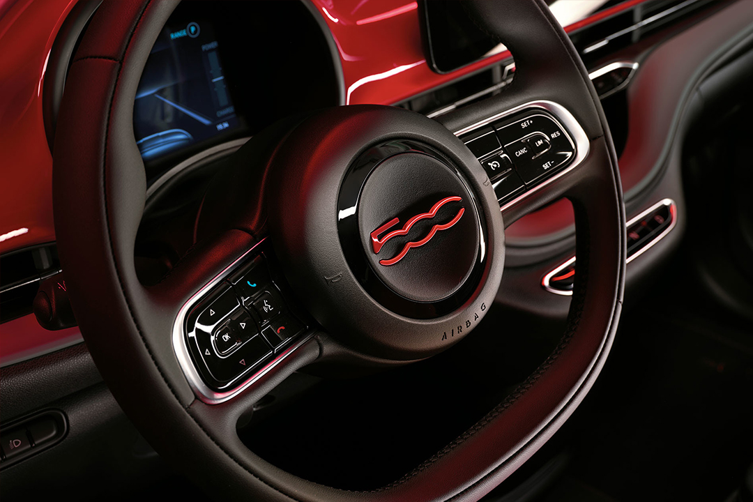 Vue intérieur de la Fiat 500e 2024 et de la technologie Fiat au volant