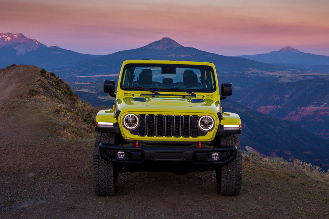 Vue avant du Jeep Gladiator 2024 sur montagne avec coucher de soleil