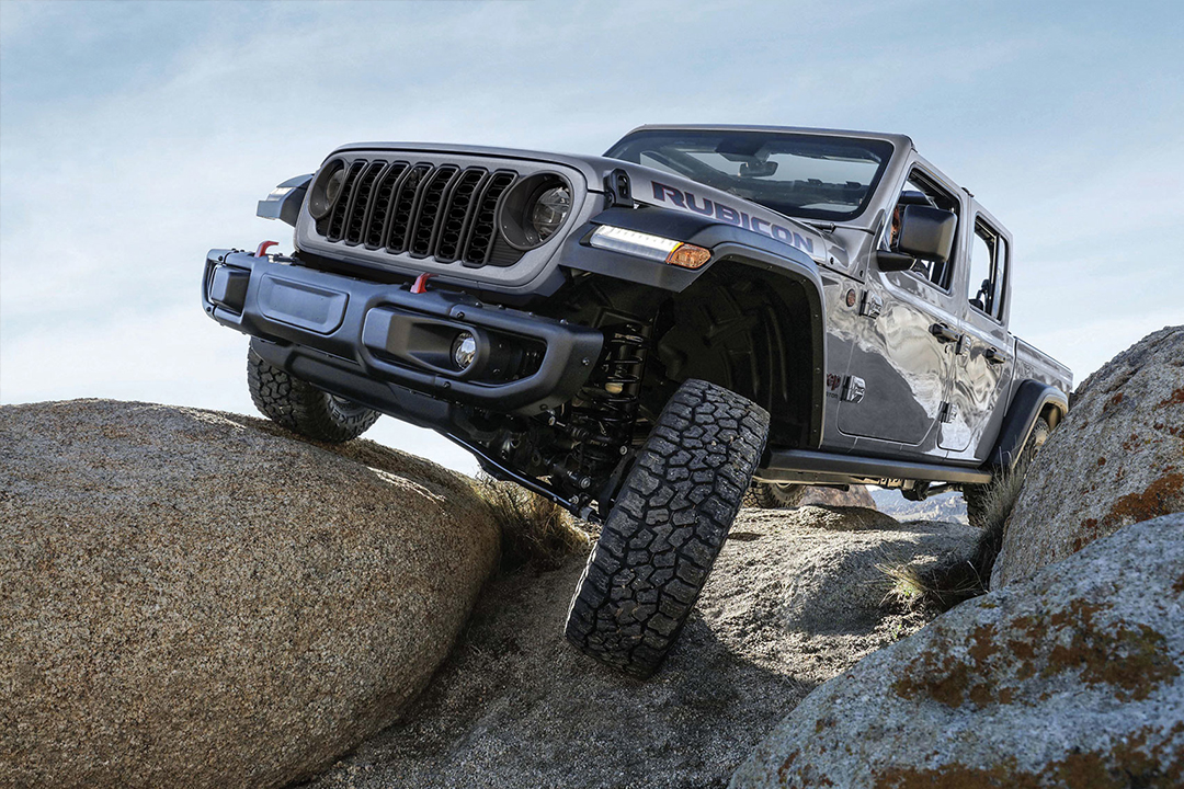 Front view of Jeep Gladiator 2024 on a rocky mountain