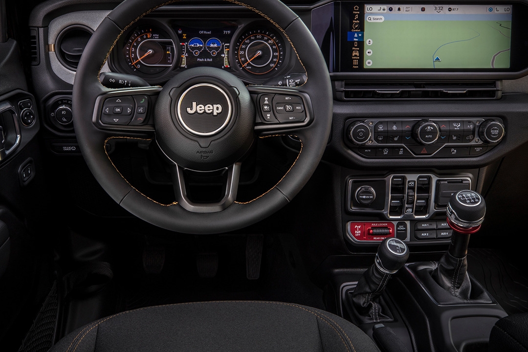 Interior view of the Jeep Gladiator 2024 and its dashboard